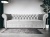 Sofa Chesterfield Silver z Pikowaniem Opiarcia i Kryształkami diemenickmai w Wyjątkowej Tkaninie Ikoo 19