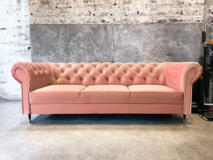 Różowa Sofa Chesterfield - Klasyczny Mebel z Pikowanym Oparciem
