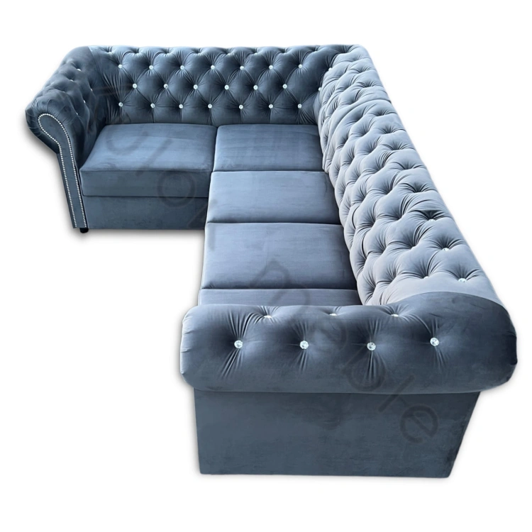 Narożnik Chesterfield Belvedere w głębokim szarym Amor Velvet 4320, z pikowaniem kryształkami srebrnymi, ozdobnymi listwami i funkcją spania DL.