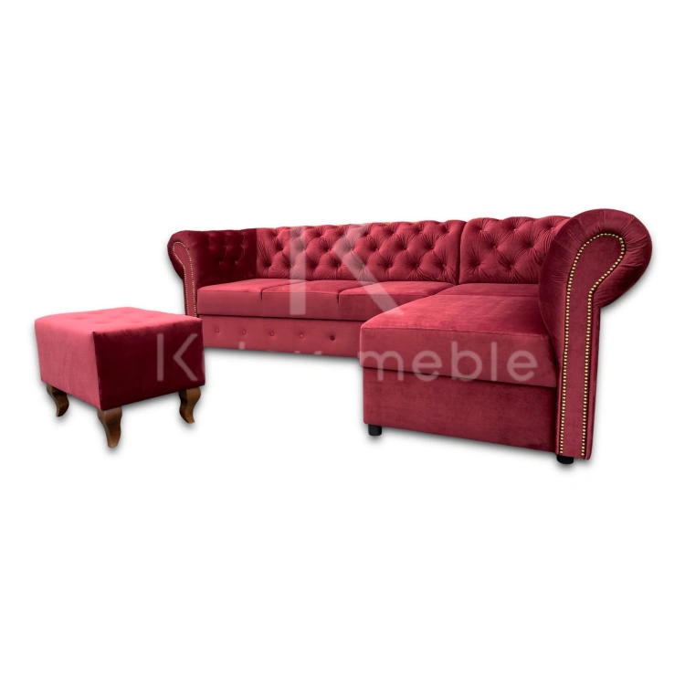 Koralowy Chesterfield z Funkcją Spania - Złote Ćwieki i Ekskluzywny Design z pufa chesterfield w zestawie.