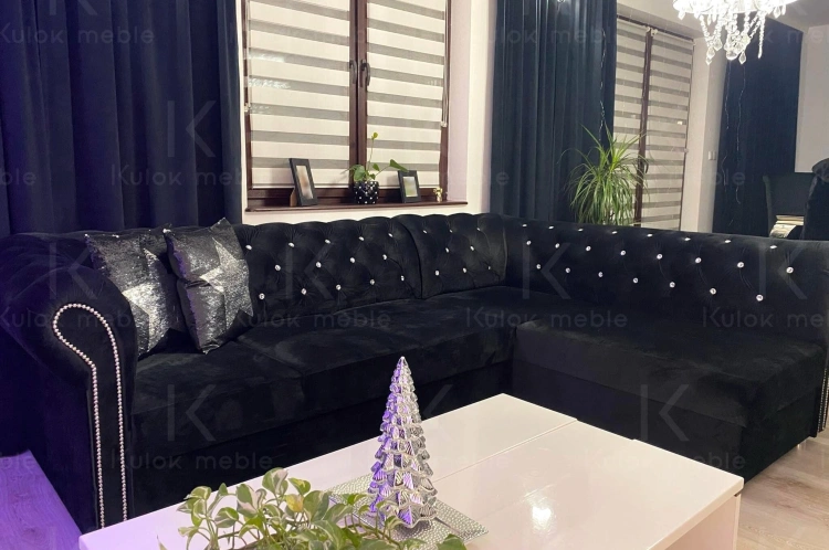 Czarny narożnik glamour z kryształkami w salonie nowoczesnym od producent mebli chesterfield.