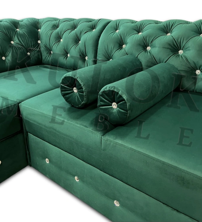 Poduszki dekoracyjne w stylu glamour jako dodatek do mebli chesterfield - wałek z kryształkiem.