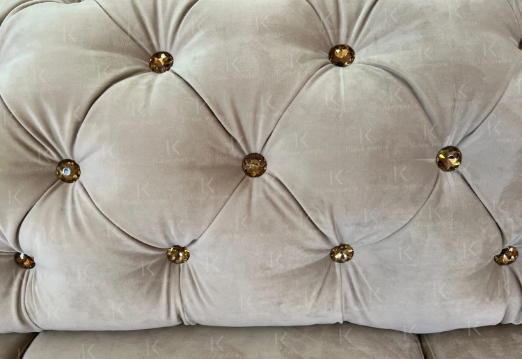 Złoto-brązowe kryształy ozdabiające elegancki narożnik Chesterfield