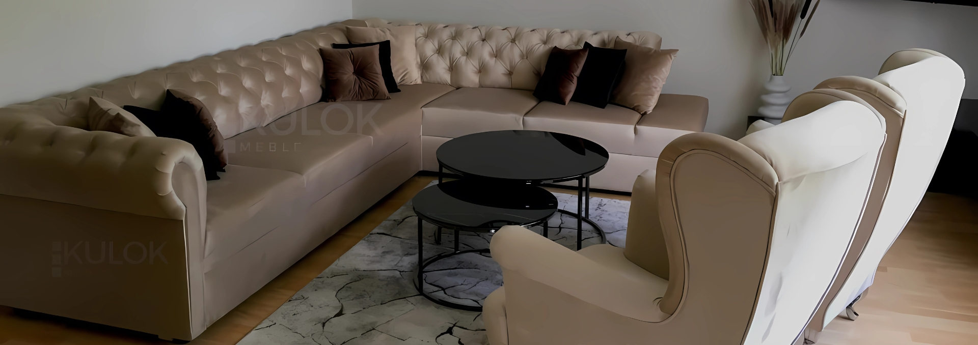 Bezowy narożnik Chesterfield i fotel uszak 