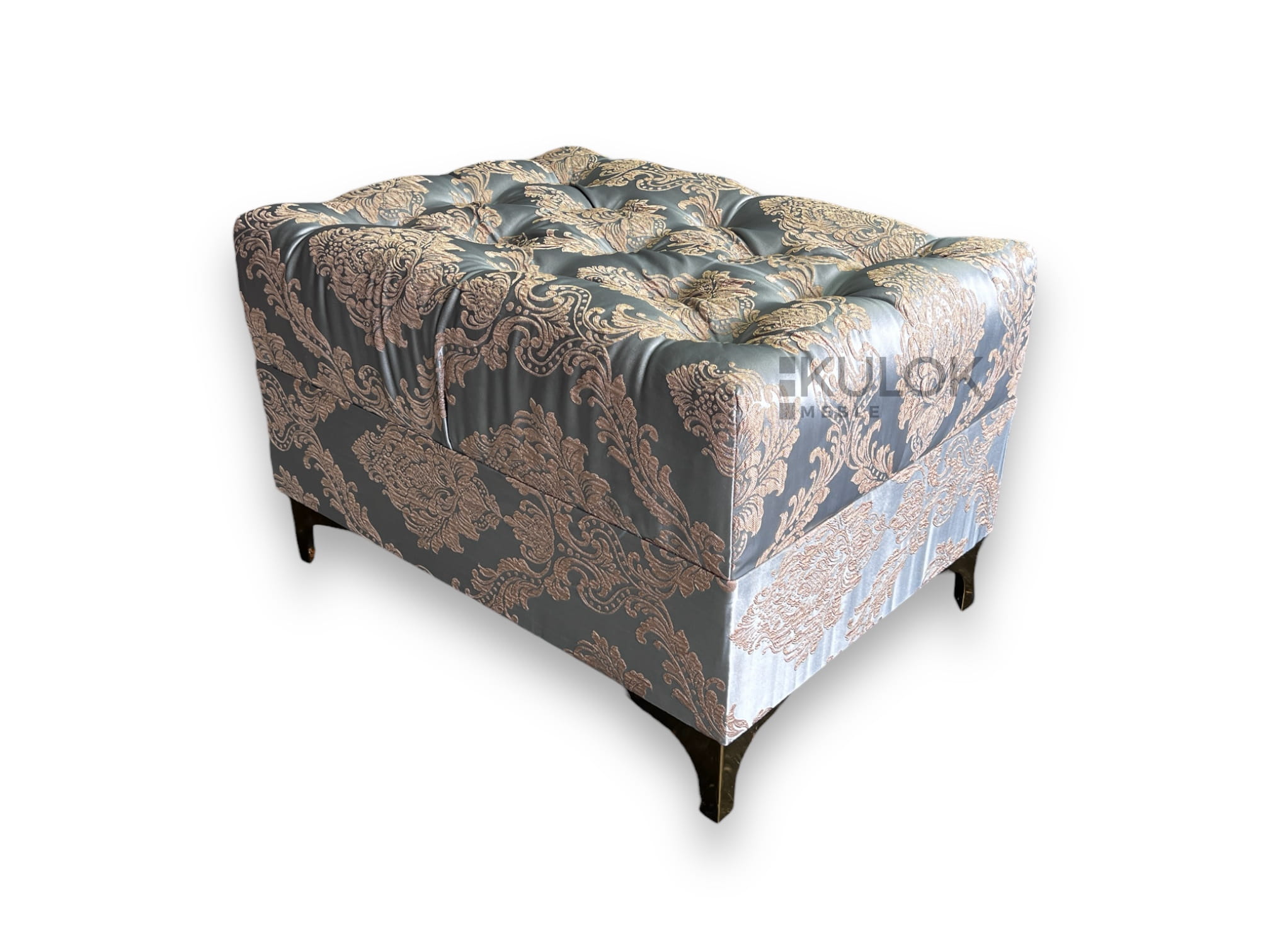 Pufa pikowana Manchester  70cm x 50 cm w barokowym wzorze - Rocco 636 na złotych nogach